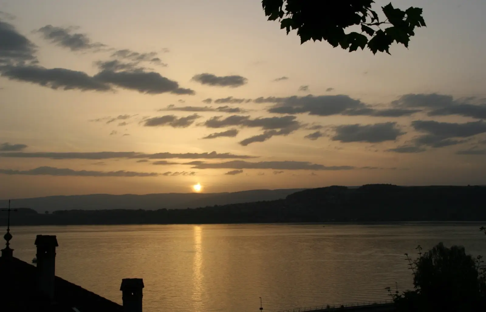 Coucher de soleil sur le lac de Morat, avec, sur la droite, le Mont Vully.