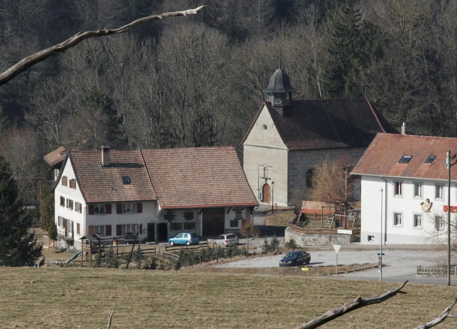 La chapelle de Posat perchée sur le ravin au fond duquel coule la Glâne.