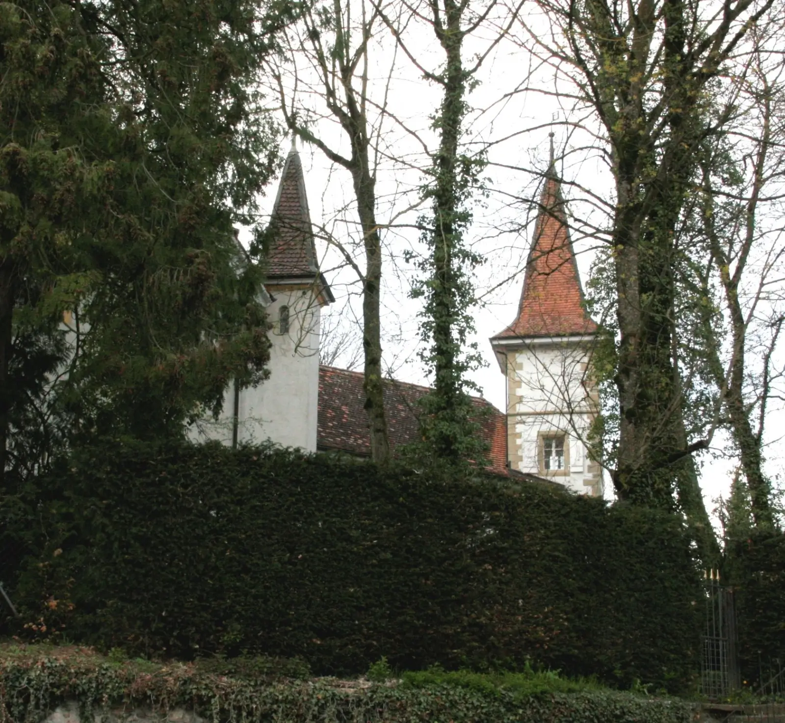 Difficile de s'imaginer ce qui se trame derrière le rempart formé par les arbres et la dense végétation occultant en grande partie le château de Cressier.