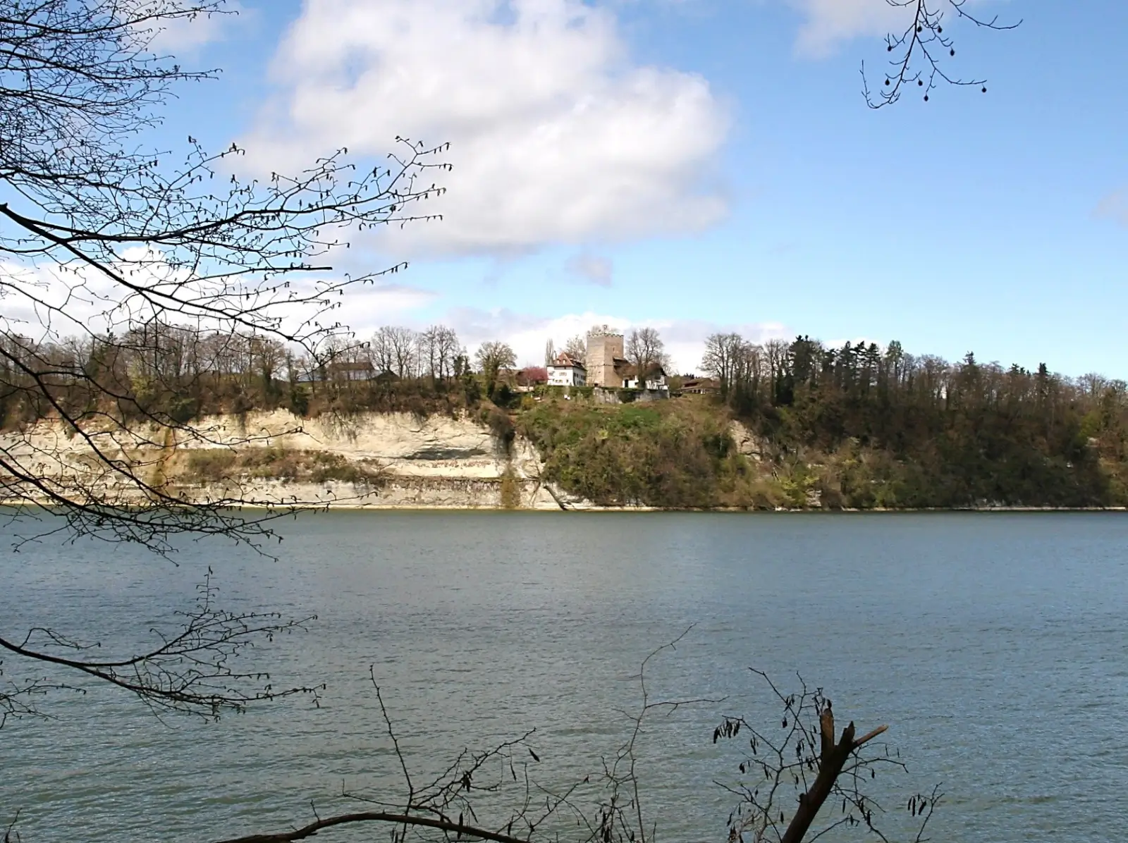 Le lac de Schiffenen et le château du Petit-Vivy. Le village de Bonn, les bains, la chapelle et la passerelle ont été engloutis. Leurs ruines gisent, une quarantaine de mètres en-dessous de la surface aquatique.