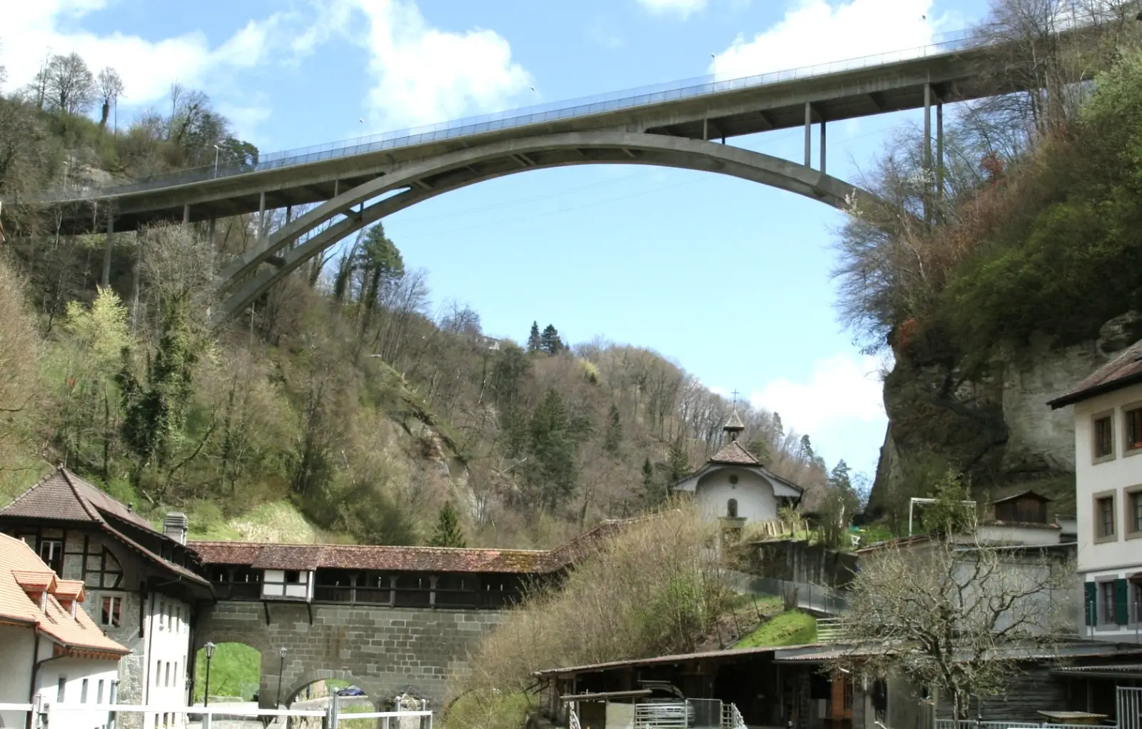 Le pont du Gottéron qui enjambe la vallée éponyme, avec, en avant-plan, la chapelle Saint-Béat et un tronçon des remparts.