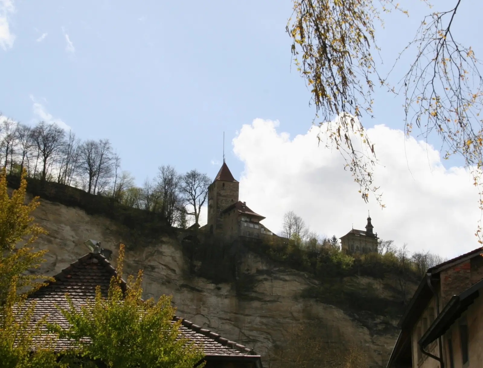 La chapelle de Lorette perchée au-dessus de la falaise et d'un méandre de la Sarine.