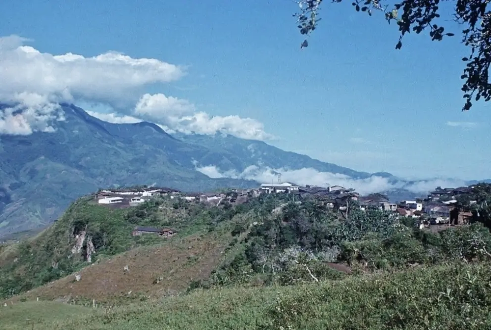 Le village de Policarpa avec, en arrière-plan, le Cerro de Sotomayor.