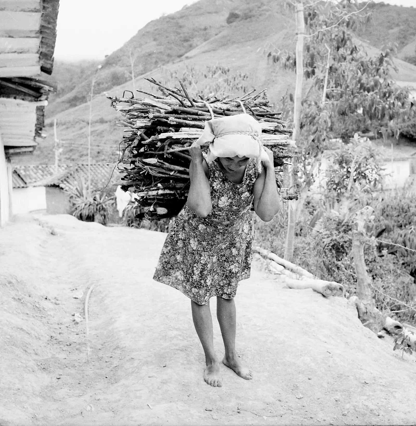 Les femmes issues d’un milieu modeste sont doublement exploitées. D’une part, le système social engendre injustices et discriminations. Il limite leur émancipation. D’autre part, en raison du machisme, la plupart des hommes ne les aident pas à prendre en main leur destin.