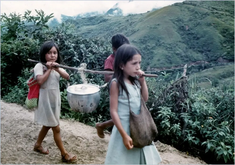 Des enfants apportent le repas à leurs parents qui travaillent dans des champs, à l’écart du village.