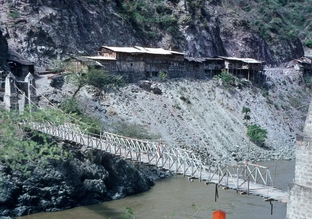 Le pont de la Guasca et les baraquements de Puerto Rico. Durant de nombreuses années, c’était le terminus de la route carrossable.