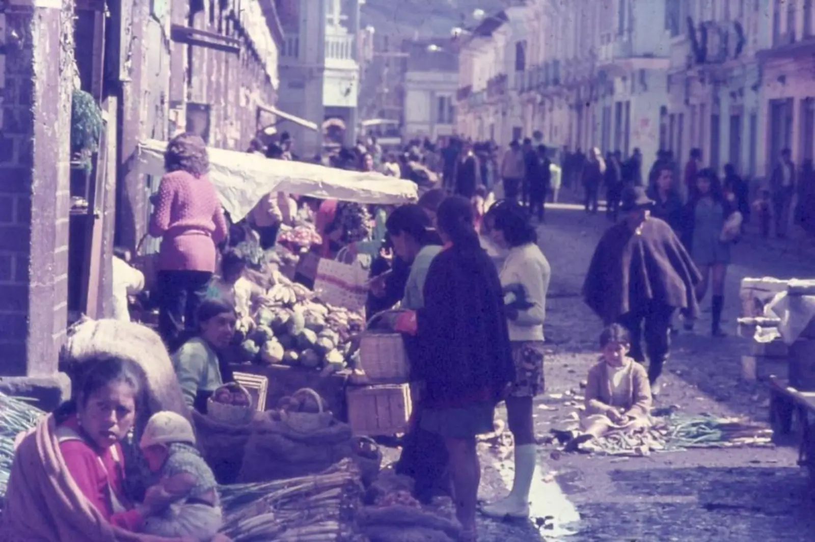 Le marché de Pasto, à l’époque où il se trouvait dans les alentours de l’hôtel Roma. Un lieu en pleine ébullition, à la limite de l’insalubrité.