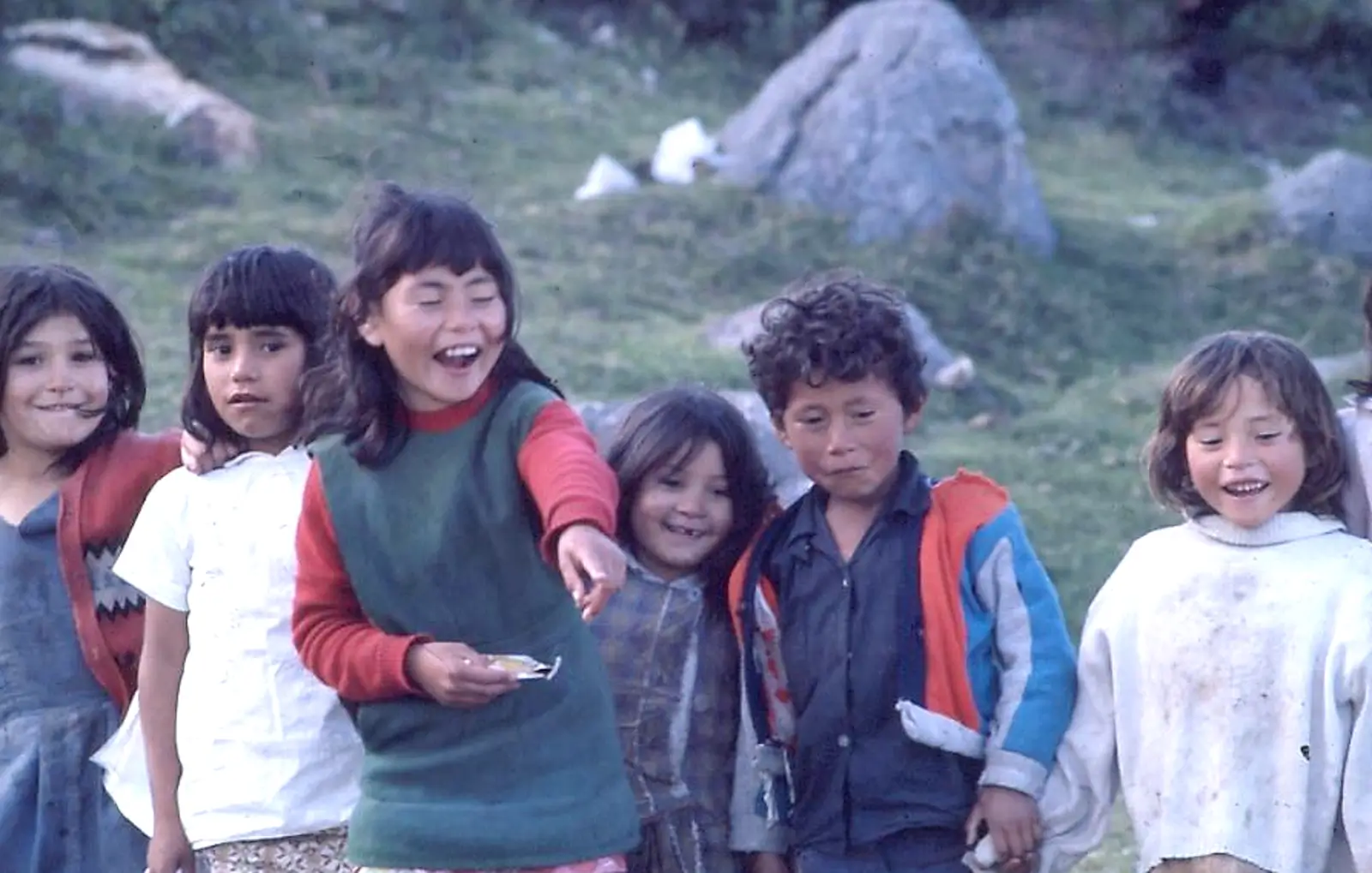 Les mimiques et les regards amusés de ces enfants peuvent être interprétés de façons différentes. Qu’est-ce qui passionne et divertit à ce point les enfants ?