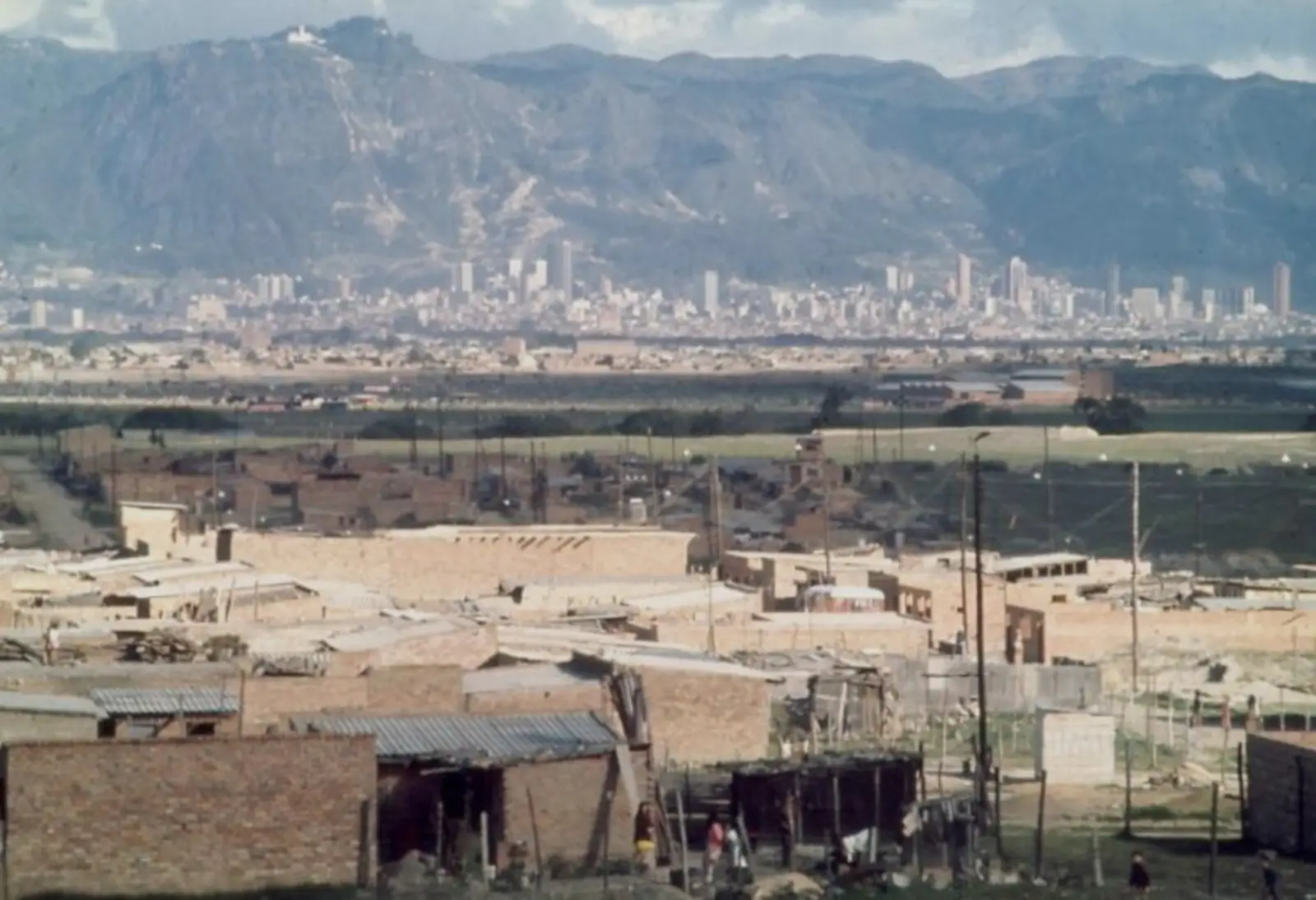Les quartiers populaires, bidonvilles de Bogota, avec, en arrière-plan le centre moderne de la mégapole et dans les hauteurs la colline du Monserate.