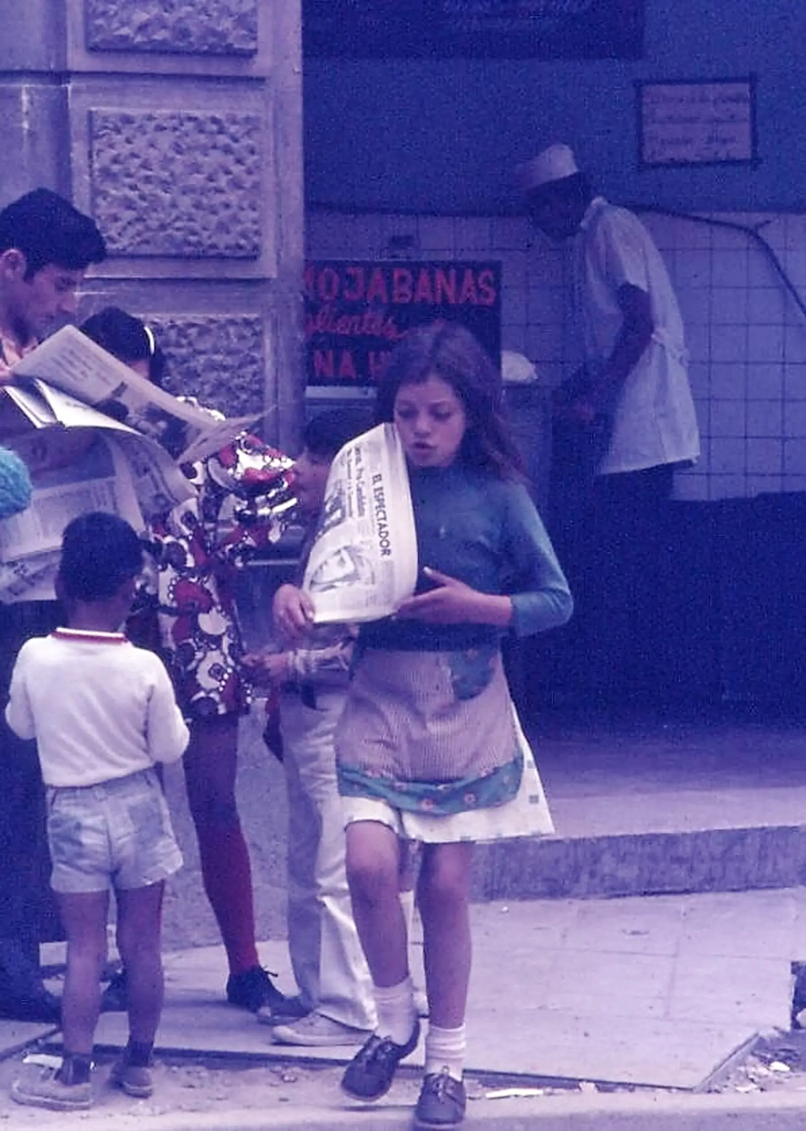 À l’exemple de cette jeune vendeuse qui propose le journal aux passants dans le centre de la capitale colombienne,de nombreux enfants des quartier populaires ne vont pas à l’école et doivent travailler.