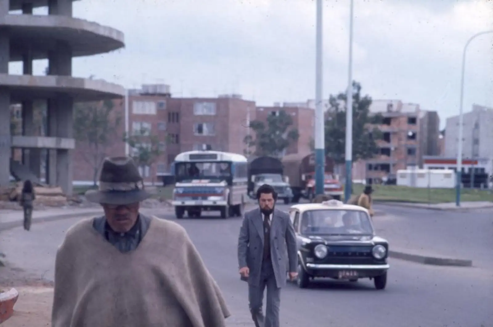 Beaucoup de « campesinos » ont abandonné terres et village. Que cherche l’homme à la « ruana » (poncho) dans ce quartier huppé de Bogota ?