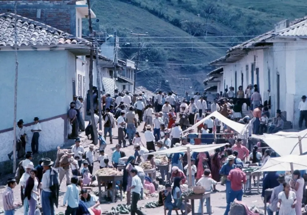 Jour de marché, le dimanche matin, à Policarpa. Les paysans des hameaux proches amènent leurs produits à dos de mule ou sur leurs épaules,tandis que des commerçants vendent ce qu’ils ont acheté en ville