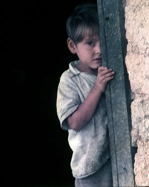 Il faut savoir écouter le silence pour interpréter ses nuances. Alors seulement, tu entendras le hurlement émanant des cendres, reliques du cadavre des enfants qui continuent à crier en silence. Le texte de cette photo illustre le titre de « Policarpa, le silence de ceux qui hurlent ».