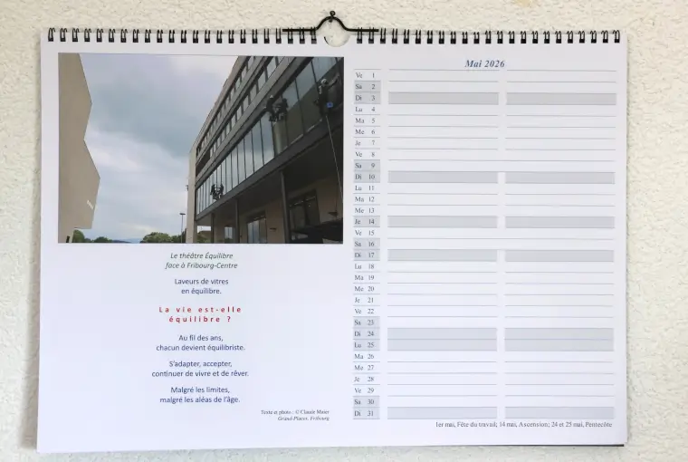 Une page du calendrier : photo et poème à gauche, agenda du mois à droite