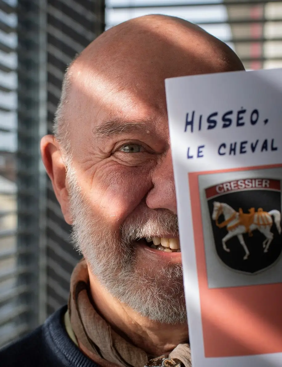 Claude Maier présentant une de ses publications