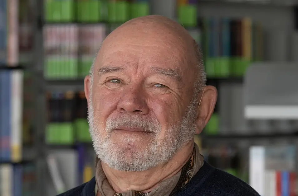 Claude Maier, portrait dans la bibliothèque Le Cheval Savant de Cressier