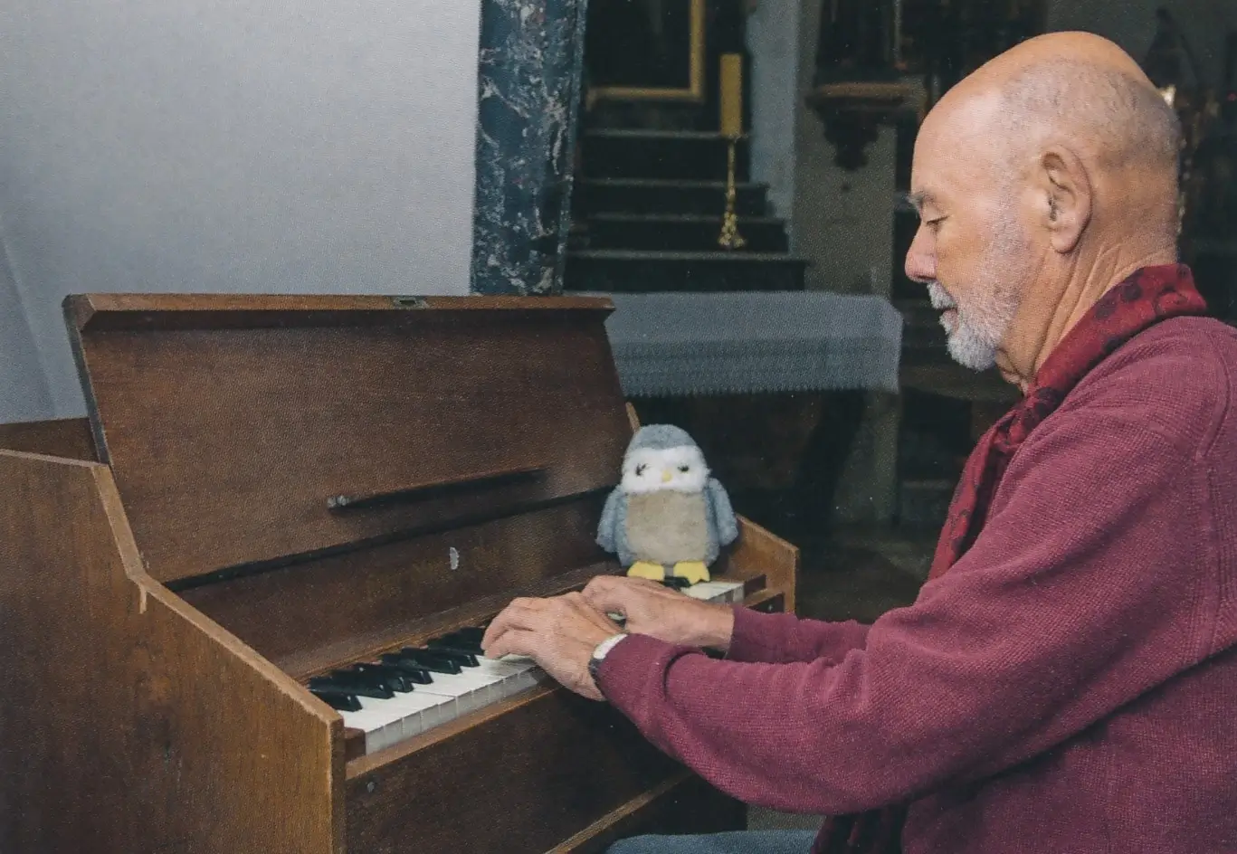 Claude Maier à l'harmonium de l'église de Cressier