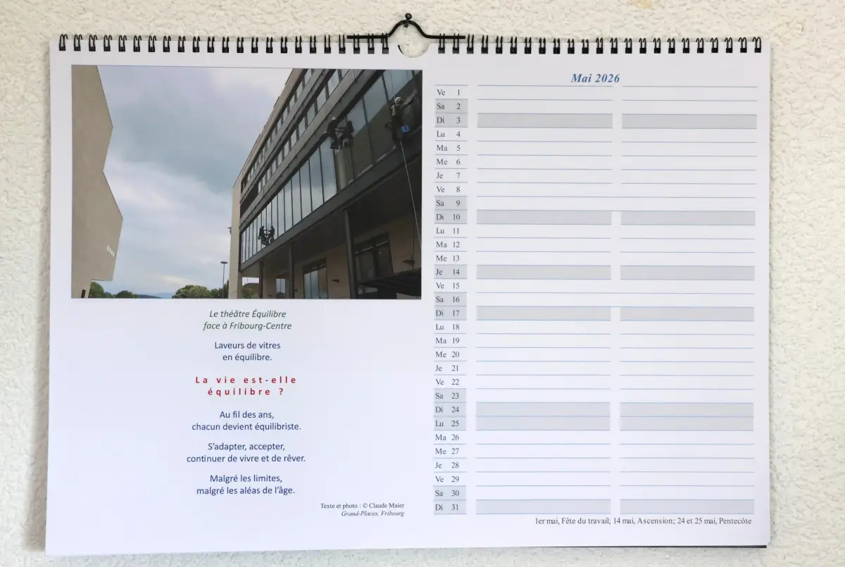 Une page du calendrier 2026 : photo et poème à gauche, agenda du mois à droite