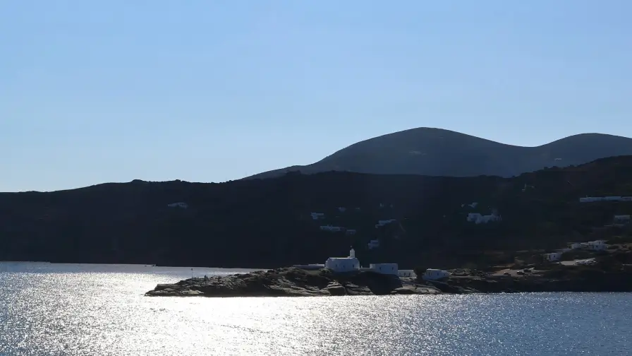 Mer et collines sous le ciel bleu